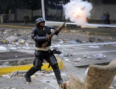 Βενεζουέλα: Η εθνοφρουρά προστατεύει στρατιωτική βάση από διαδηλωτές (βίντεο)